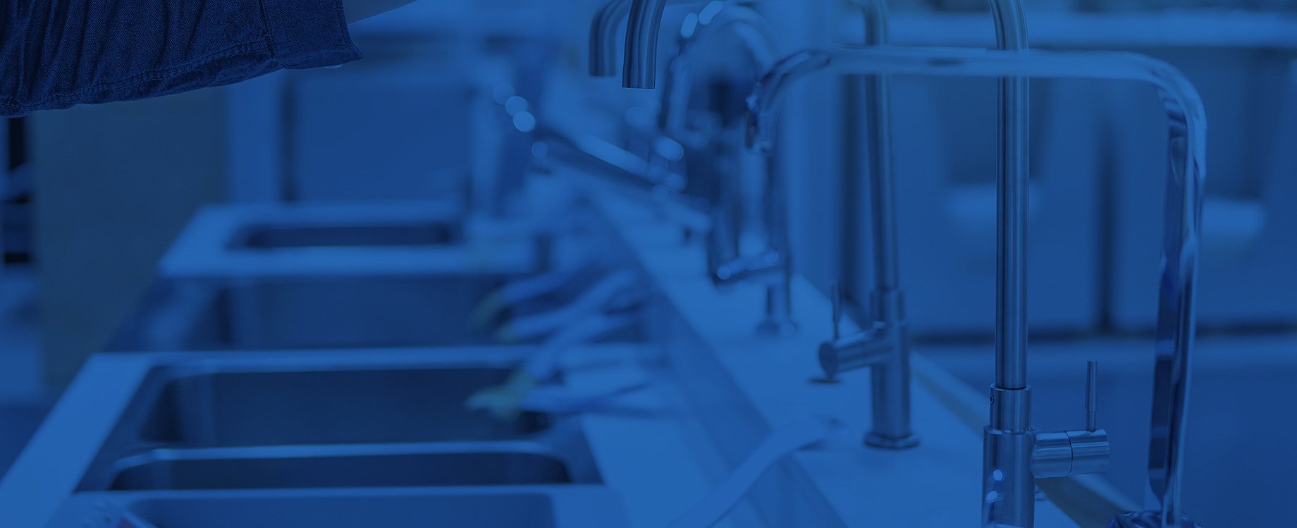 Robinet mitigeur de cuisine sur fond bleu