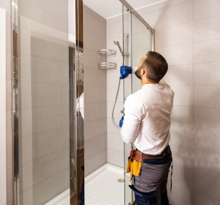 Installation d'une paroi de douche par un plombier professionnel