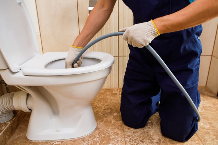 Débouchage sanitaire avec hydro-jet par un plombier LCM Bruno