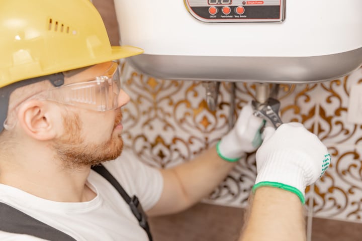 Installation d'une chauffe-eau par un plombier LCM certifié