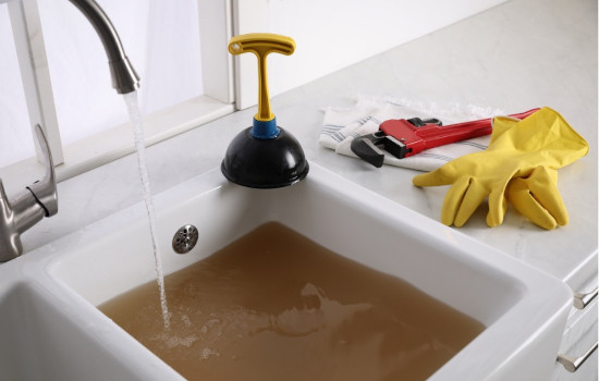 Bouchon loin dans la canalisation : Comment déboucher vos canalisations sans les endommager