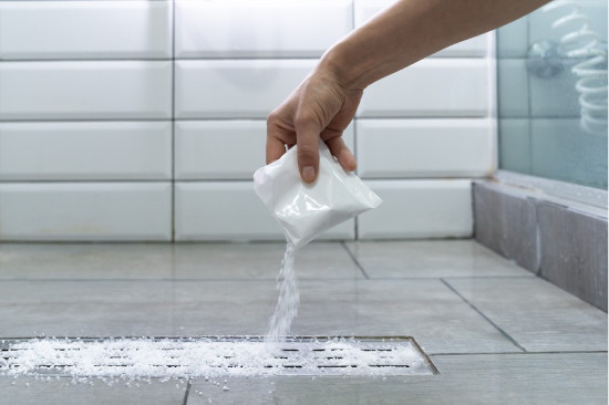 Débouchage de canalisation de douche avec du bicarbonate de soude