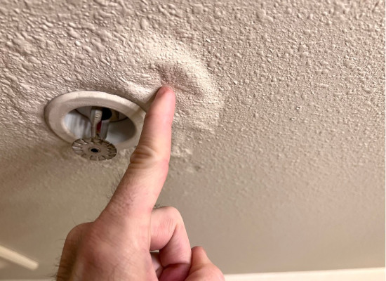 Cloque au plafond suite à une fuite d'eau