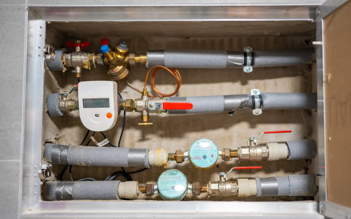Fuite d’eau avant compteur : causes, démarches et réglementation