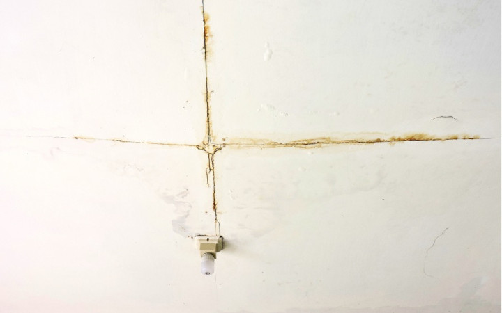 Fissure au plafond suite à une infiltration d'eau