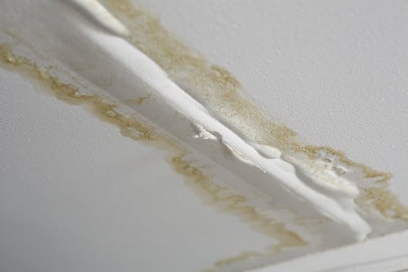 Fuite d'eau au plafond à la suite d'une rupture de canalisation