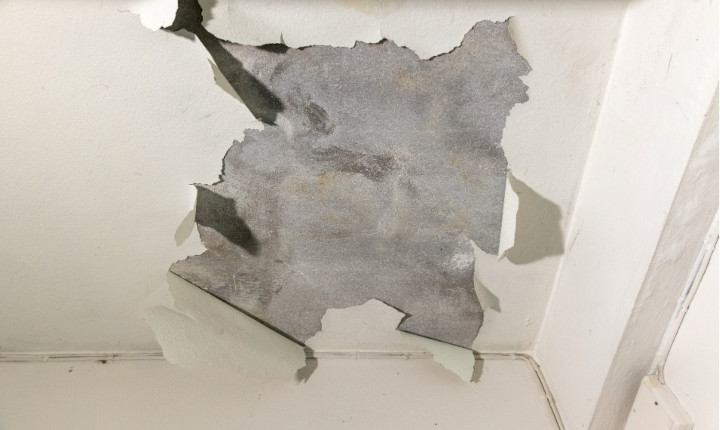 Fuite d'eau au plafond qui s'effrite