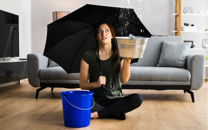Fuite d’eau au plafond : Les risques cachés pour votre maison et votre santé