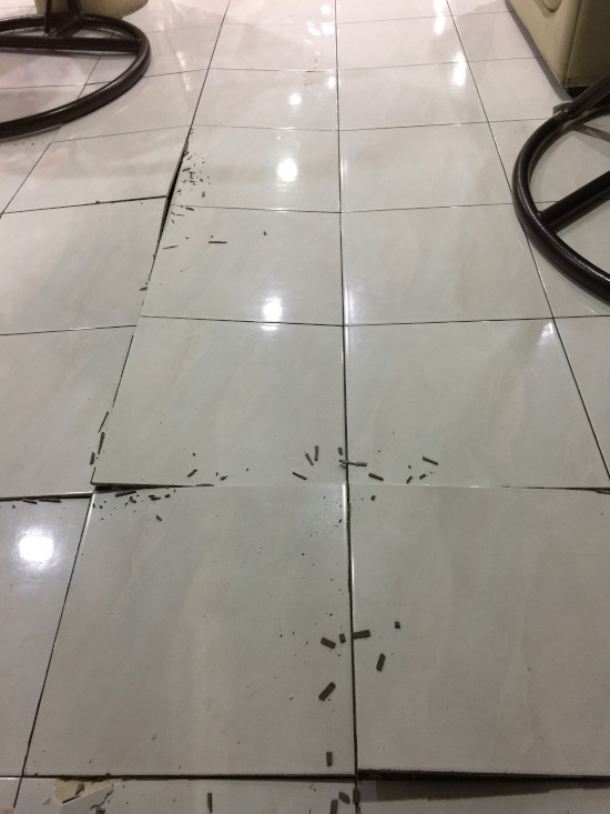 Comment détecter une fuite d’eau sous un carrelage ? Méthodes et astuces