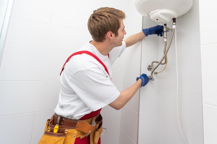 Installation d'un chauffe-eau dans la salle de bain par un plombier certifié