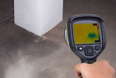 Plombier professionnel utilise une caméra thermique pour détecter une fuite d'eau