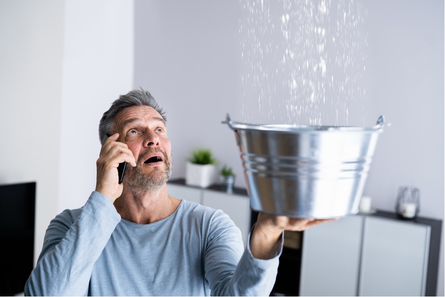 Que faire en cas de fuite d’eau au plafond : guide complet pour gérer l’urgence et les réparations
