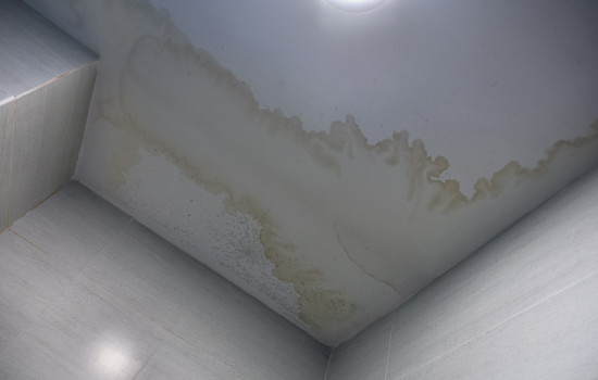 Tâche d'eau au plafond suite à une fuite d'eau