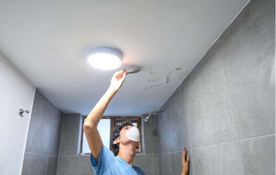 Travaux de peinture au plafond suite à une infiltration d'eau