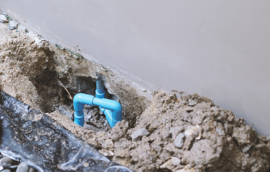 Fuite d'un tuyau d'eau enterré sous terre dans la maison