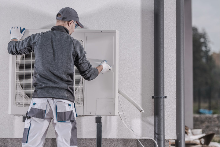 Un chauffagiste certifié RGE installe une pompe à chaleur