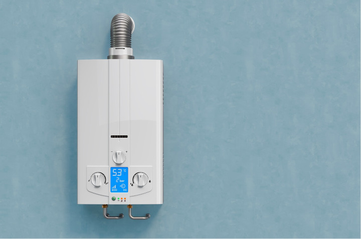 Chauffe-eau électrique sur mur bleu
