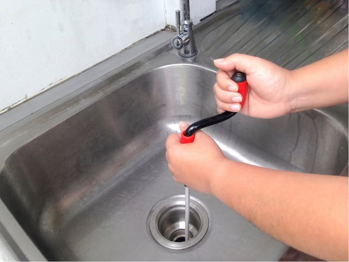 Débouchage de canalisation au furet manuel