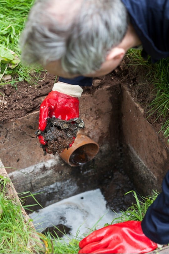 Débouchage de canalisation en passant par un regard extérieur