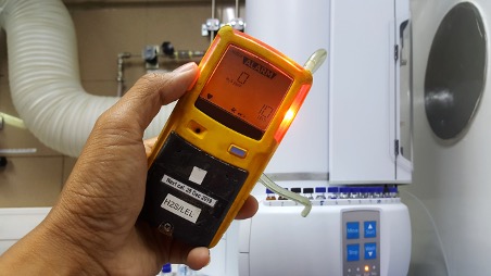 Appareil de détection électronique de la présence de gaz dans un appartement