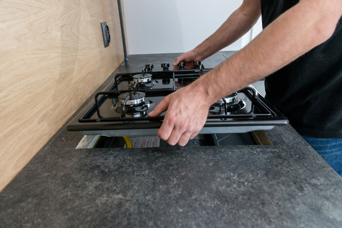 Installation de plaque de gaz en respectant les normes par un plombier certifié Qualigaz