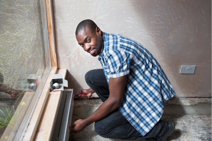 Installation d'un radiateur électrique par un plombier professionnel