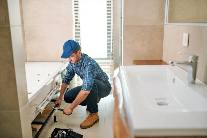 Plombier rénove une salle de bain entièrement