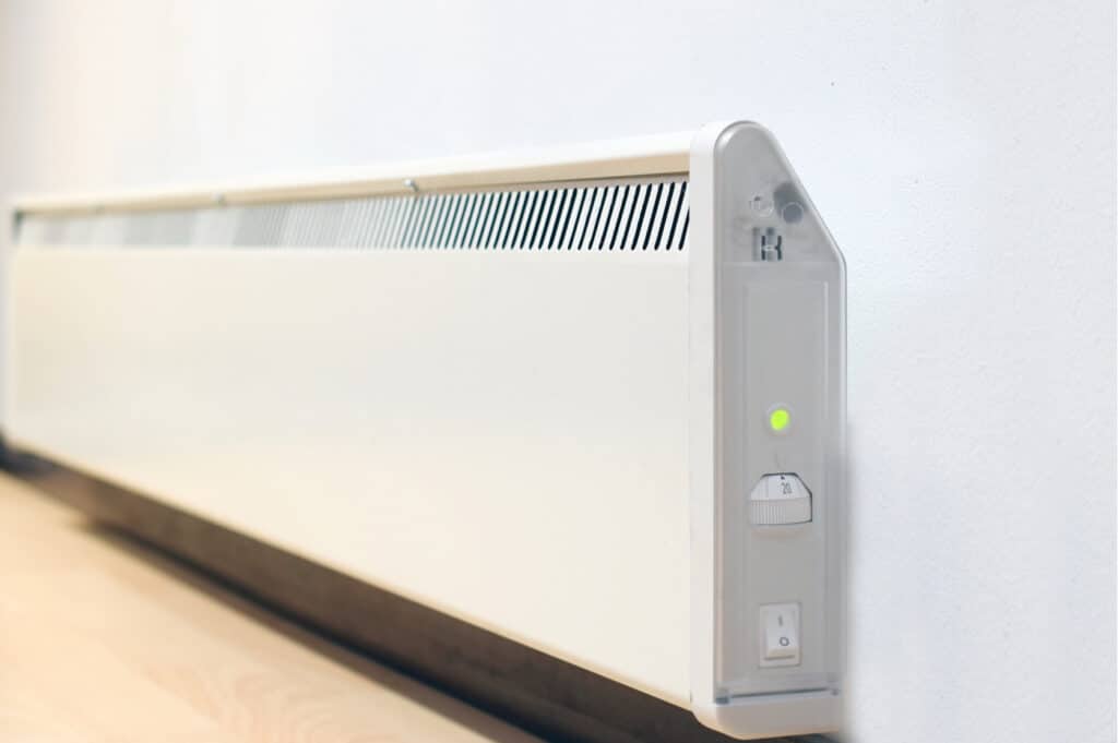 Radiateur électrique en longueur installé dans un salon