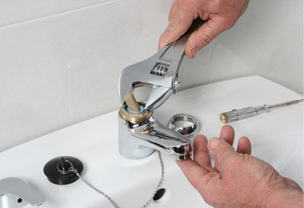Réparation de robinet de salle de bain