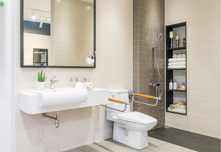 Salle de bain aménagée PMR