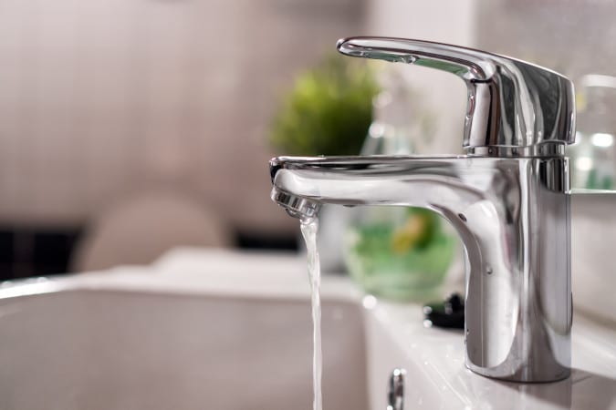 Baisse de pression d’eau quand plusieurs robinets sont ouverts : Causes & solutions
