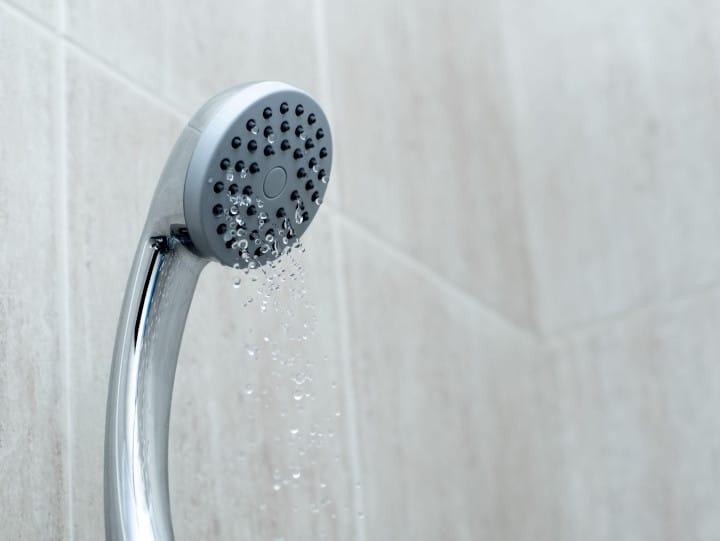 Manque de pression à la douche : causes et solutions rapides en Île-de-France