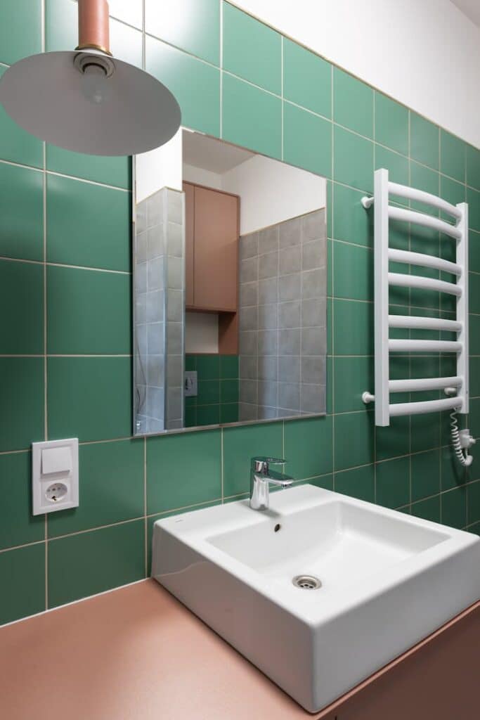 Salle de bain moderne avec carrelage mural vert réalisée par Bruno Plombier Chauffagiste