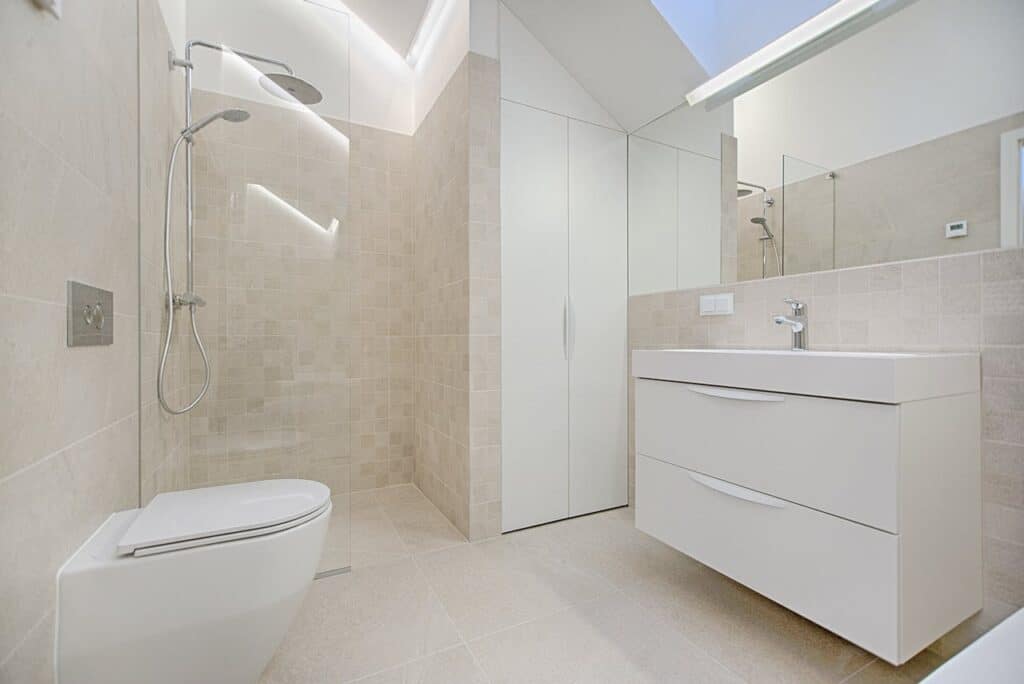 Salle de bain moderne ton clair Bruno Plombier Chauffagiste