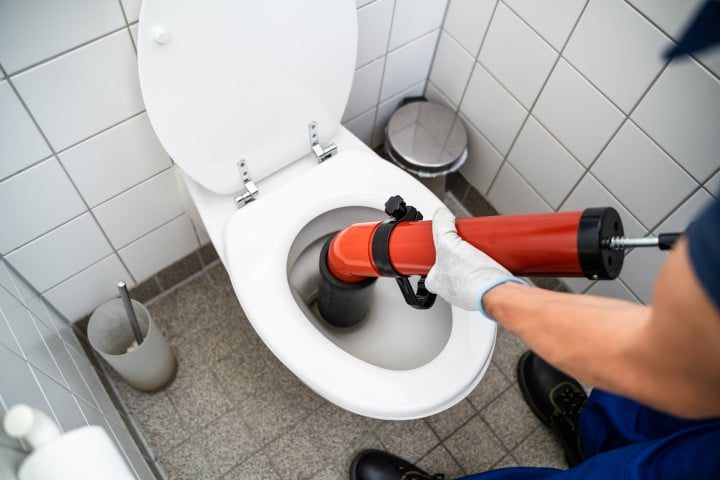 Débouchage de sanitaire à l'aide d'une ventouse mécanique