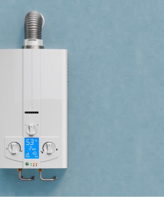 Chauffe-eau électrique sur mur bleu