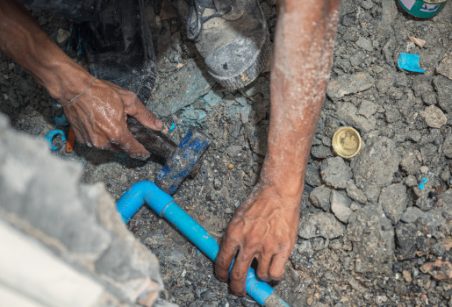Fuite d'eau dans une canalisation enterrée, intervention d'un plombier pour remplacer le tuyau et éviter un dégât des eaux trop important