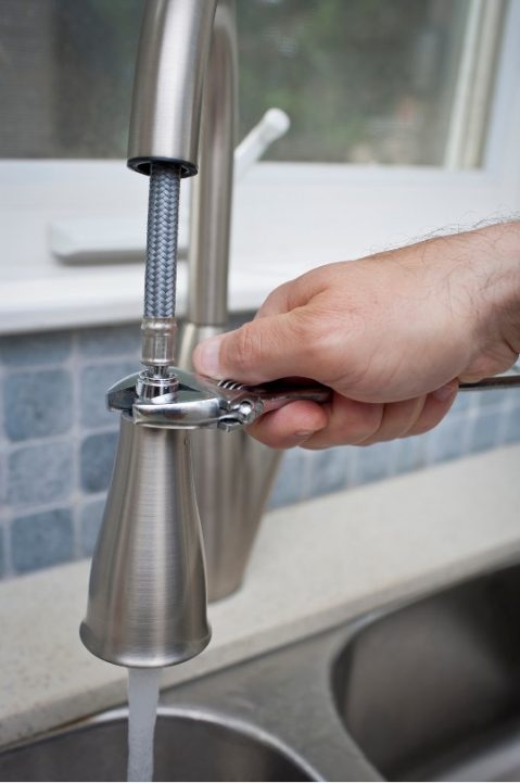 Installation de robinet d'évier