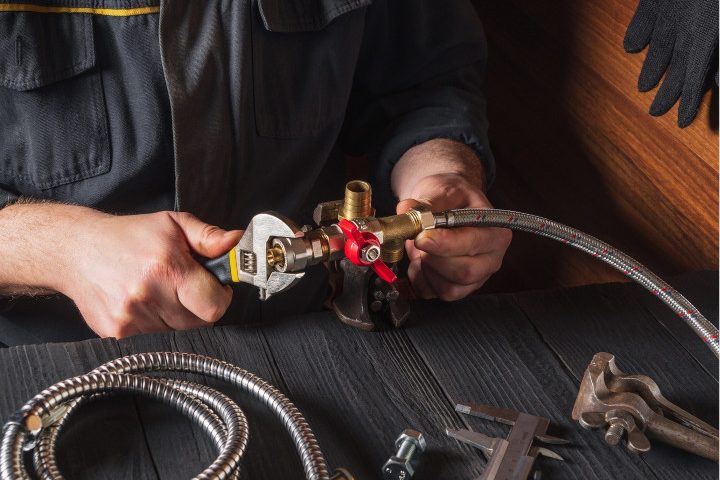 Raccord et flexible pour l'installation d'un chauffe-eau
