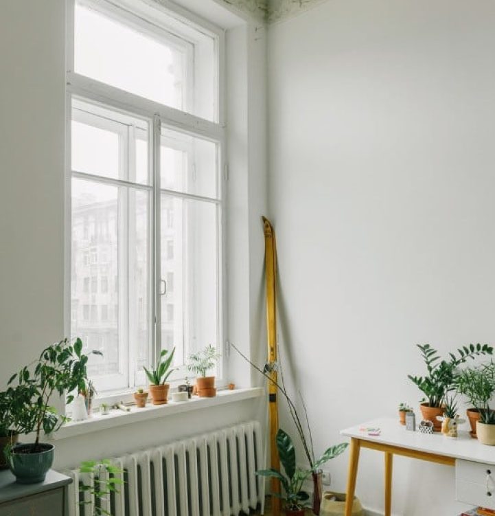 Radiateur dans un appartement installé sous la fenêtre