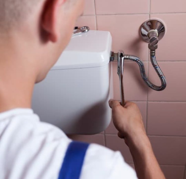 Réparation d'une chasse d'eau et serrage du flexible d'arrivée d'eau