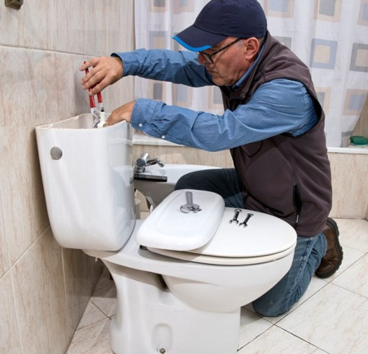 Réparation d'un WC qui fuit par un plombier professionnel