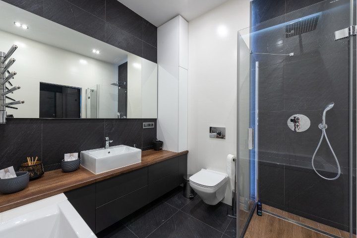 Salle de bain rénovée avec une douche à l'italienne