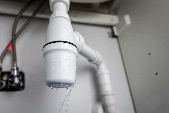 Siphon d'évier qui fuit par le bas